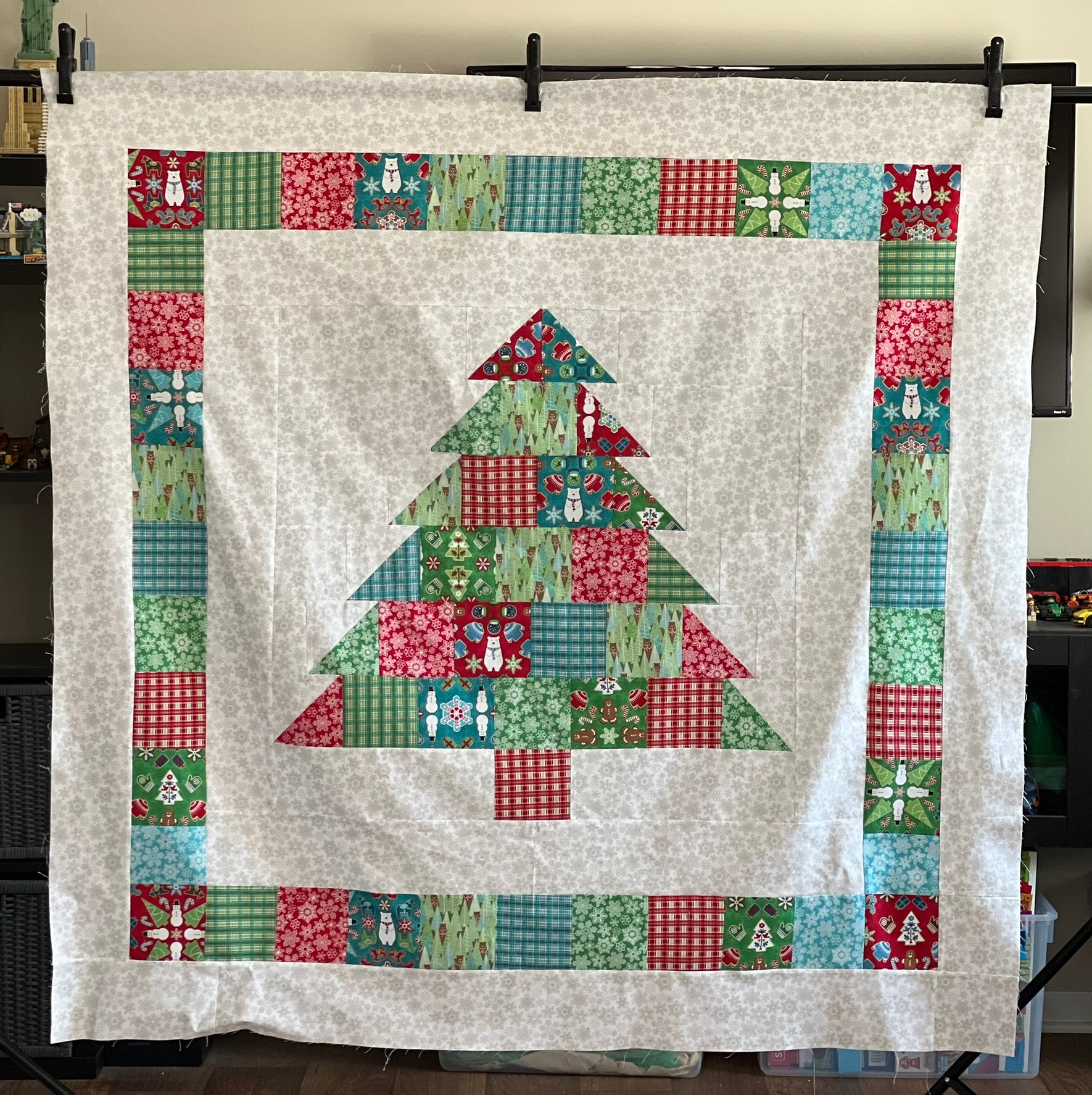 KIT - Charming Christmas Quilt | Gingerbread Lane | Designer: Modern Quilt Studio